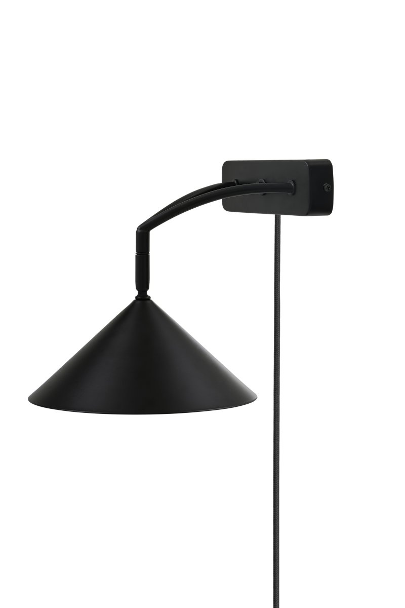 Curve Negro lámpara de lectura De Globen Lighting - El interruptor de encendido se encuentra en el soporte de pared para facilitar su uso.