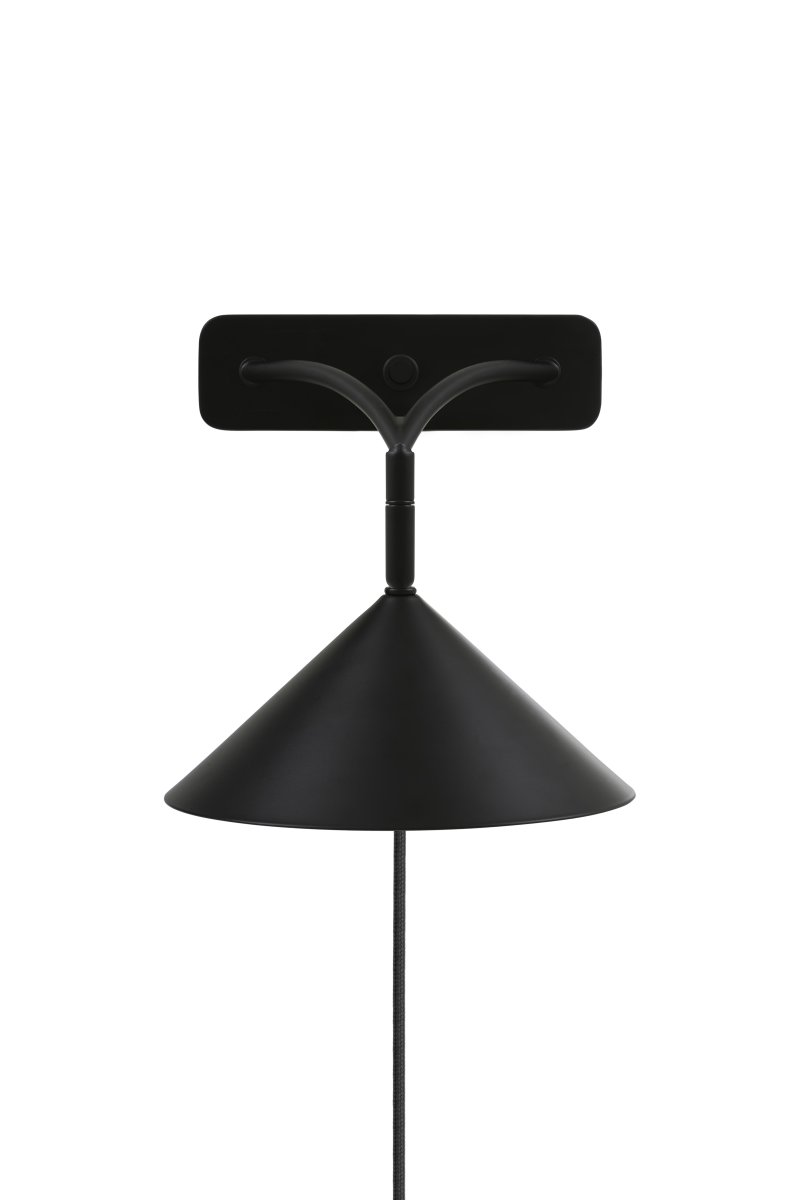 Curve Negro lámpara de lectura De Globen Lighting - El interruptor de encendido se encuentra en el soporte de pared para facilitar su uso.