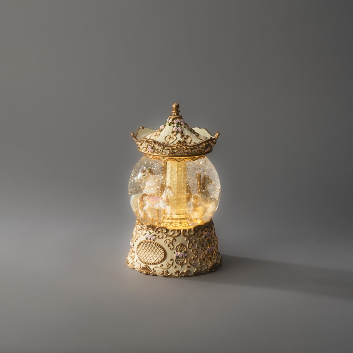 Farol con agua Carrusel Oro De Konstsmide - La linterna cuenta con un temporizador (5 horas encendida, 19 horas apagada, repetici&oacute;n) para un uso f&aacute;cil y pr&aacute;ctico.