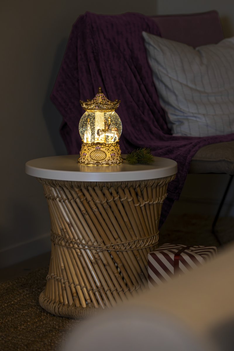 Farol con agua Carrusel Oro De Konstsmide - La linterna cuenta con un temporizador (5 horas encendida, 19 horas apagada, repetici&oacute;n) para un uso f&aacute;cil y pr&aacute;ctico.