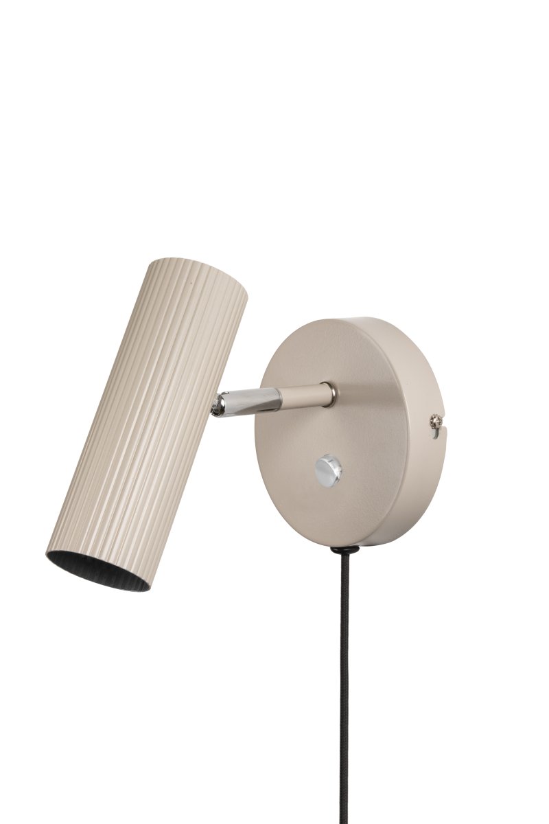 Hubble Beige lámpara de lectura De Globen Lighting - El interruptor de encendido se encuentra en el soporte de pared para facilitar su uso.