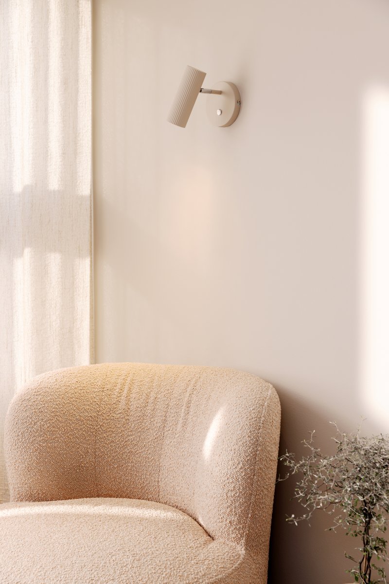 Hubble Beige lámpara de lectura De Globen Lighting - El interruptor de encendido se encuentra en el soporte de pared para facilitar su uso.