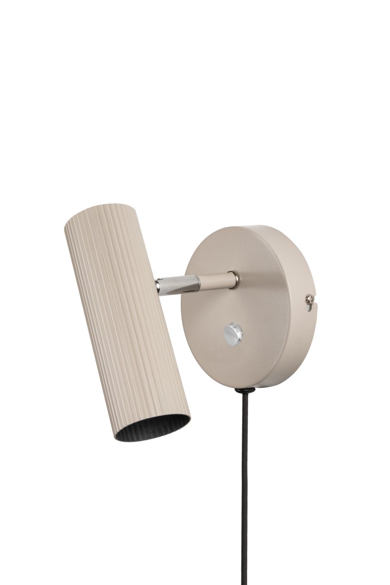 Hubble Beige lámpara de lectura De Globen Lighting - El interruptor de encendido se encuentra en el soporte de pared para facilitar su uso.