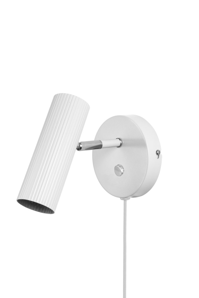 Hubble Blanco lámpara de lectura De Globen Lighting - El interruptor de encendido se encuentra en el soporte de pared para facilitar su uso.