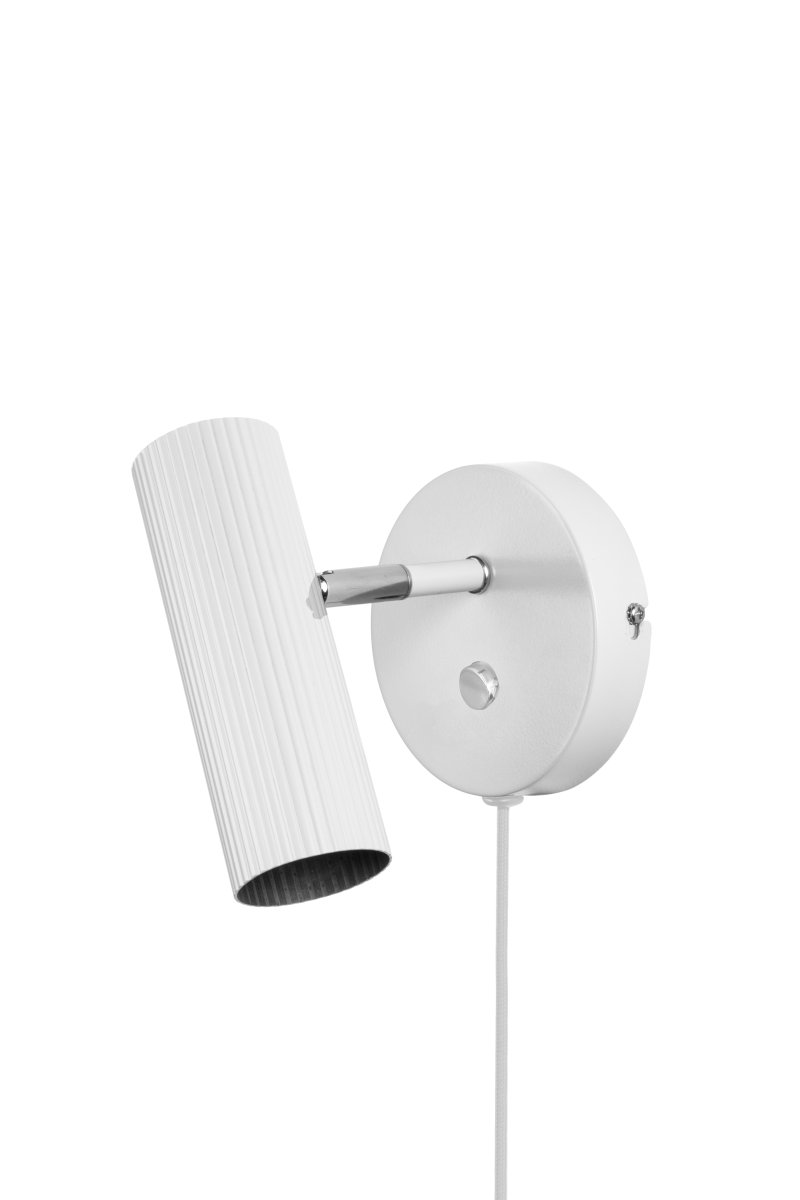 Hubble Blanco lámpara de lectura De Globen Lighting - El interruptor de encendido se encuentra en el soporte de pared para facilitar su uso.