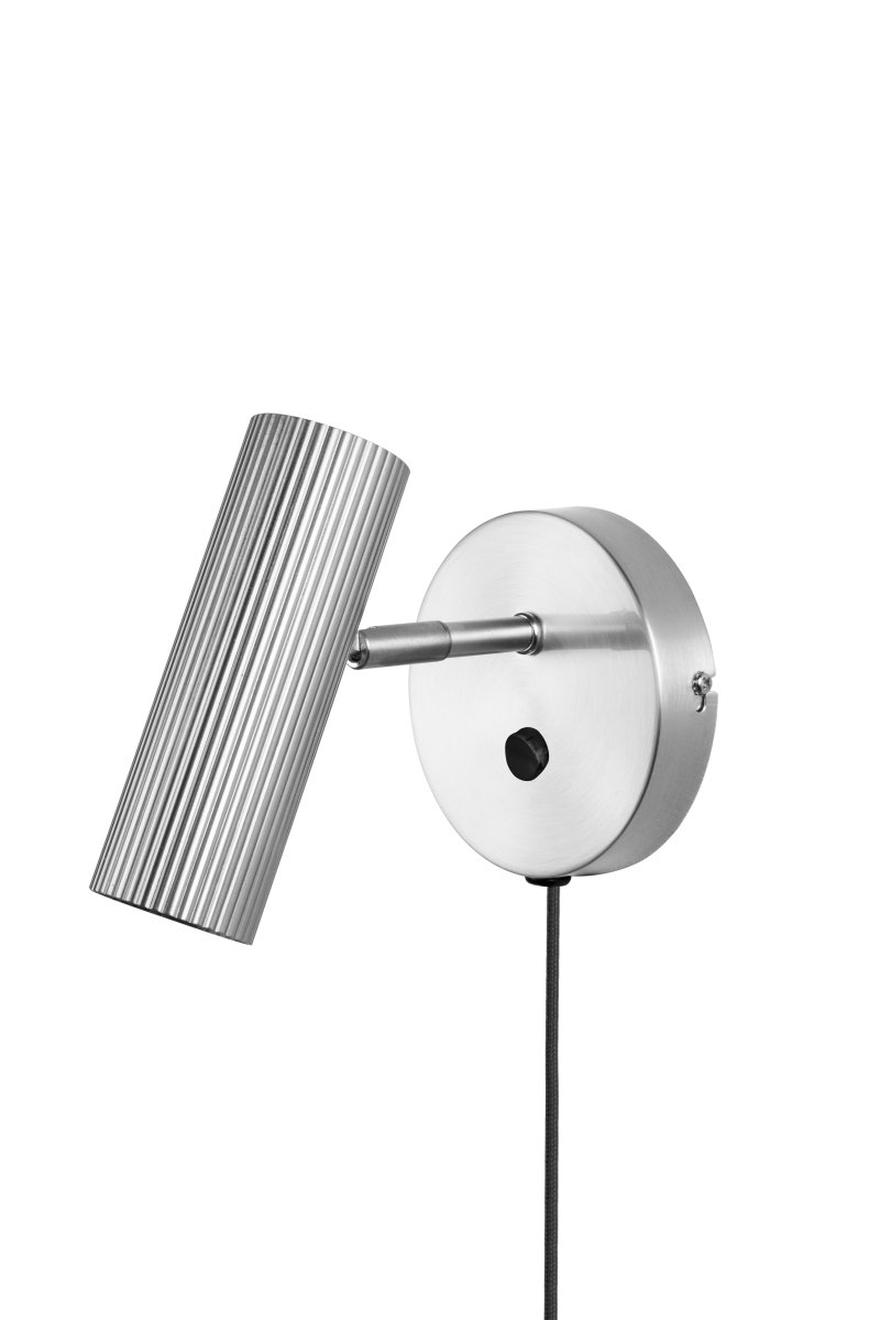 Hubble acero cepillado lámpara de lectura De Globen Lighting - El interruptor de encendido se encuentra en el soporte de pared para facilitar su uso.