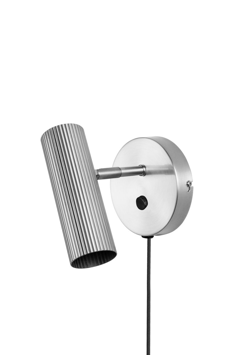 Hubble acero cepillado lámpara de lectura De Globen Lighting - El interruptor de encendido se encuentra en el soporte de pared para facilitar su uso.