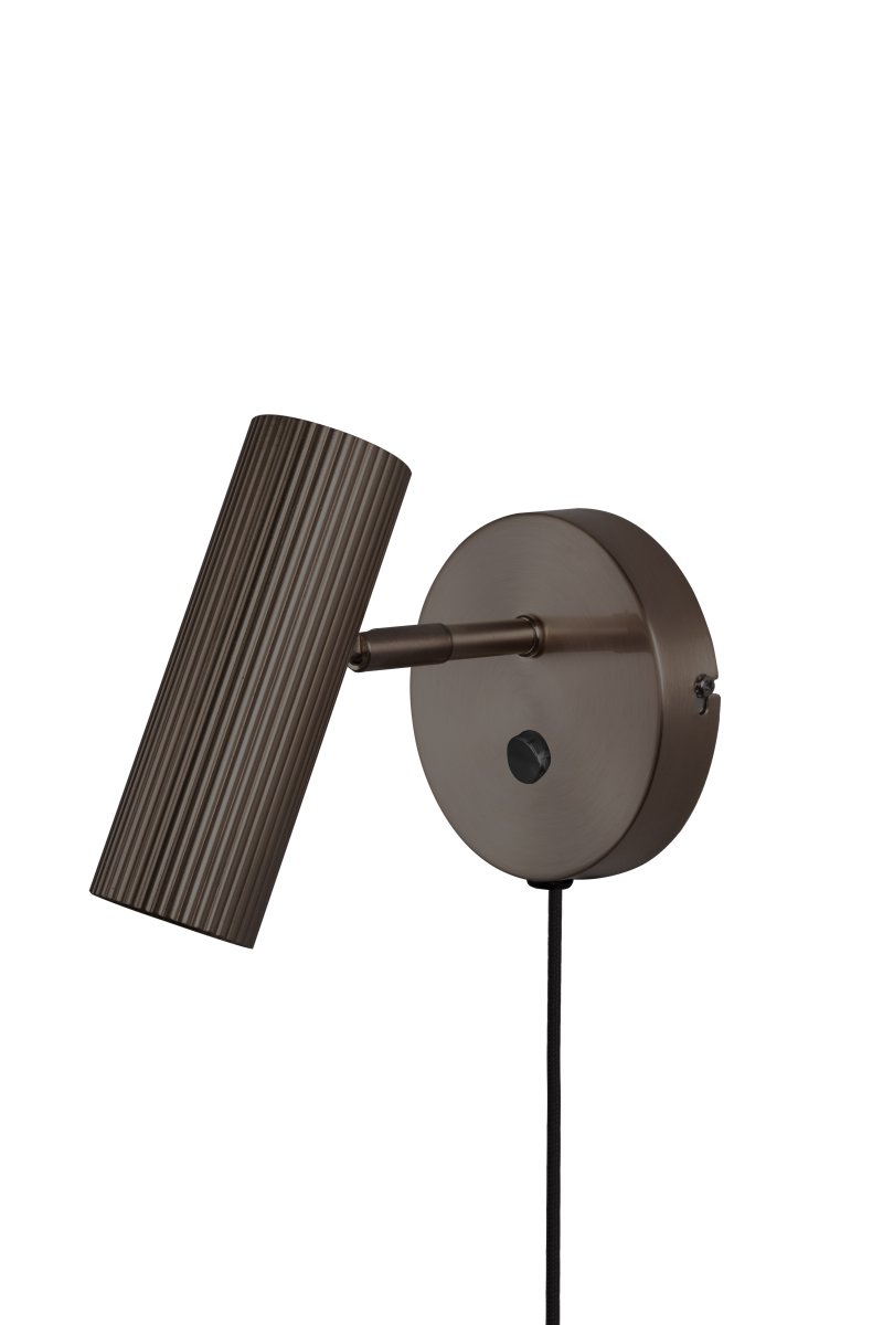 Hubble Bronce lámpara de lectura De Globen Lighting - El interruptor de encendido se encuentra en el soporte de pared para facilitar su uso.