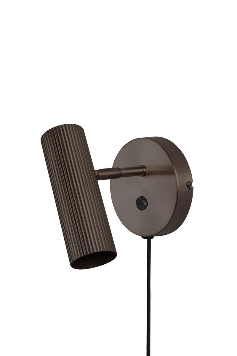 Hubble Bronce lámpara de lectura De Globen Lighting - El interruptor de encendido se encuentra en el soporte de pared para facilitar su uso.