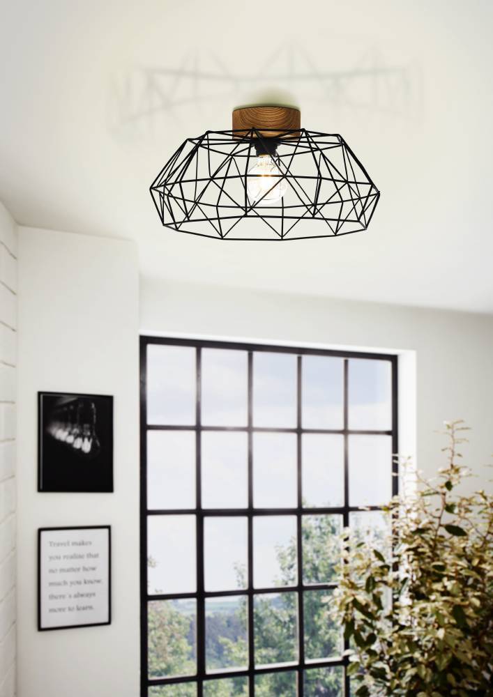 Padstow Ø45.5 Negro plafón De Eglo - Con un marco de metal negro en un llamativo diseño poligonal y un detalle de madera natural que contrasta con el estilo industrial, esta lámpara se convierte en una obra de arte en sí misma.
