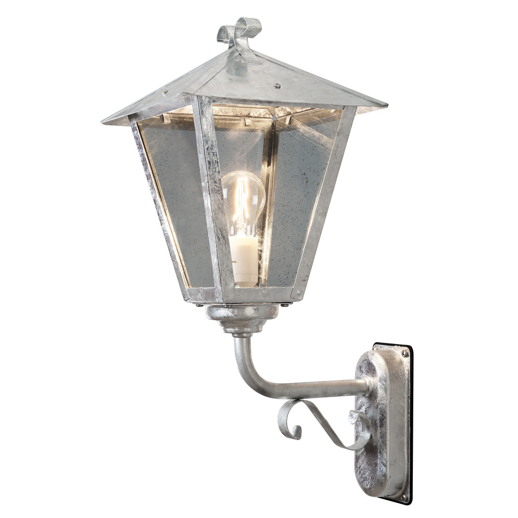 Benu acero galvanizado lámpara de exterior De Konstsmide - La forma cl&aacute;sica de linterna y los materiales robustos hacen de esta l&aacute;mpara la elecci&oacute;n perfecta para cualquiera que quiera crear un ambiente acogedor en zonas de entrada o pasillos largos.