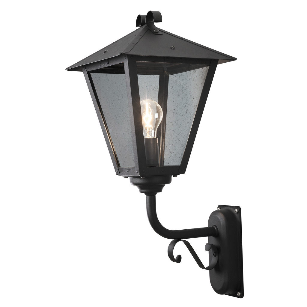 Benu Negro lámpara de exterior De Konstsmide - La forma cl&aacute;sica de linterna y los materiales robustos hacen de esta l&aacute;mpara la elecci&oacute;n perfecta para cualquiera que quiera crear un ambiente acogedor en zonas de entrada o pasillos largos.