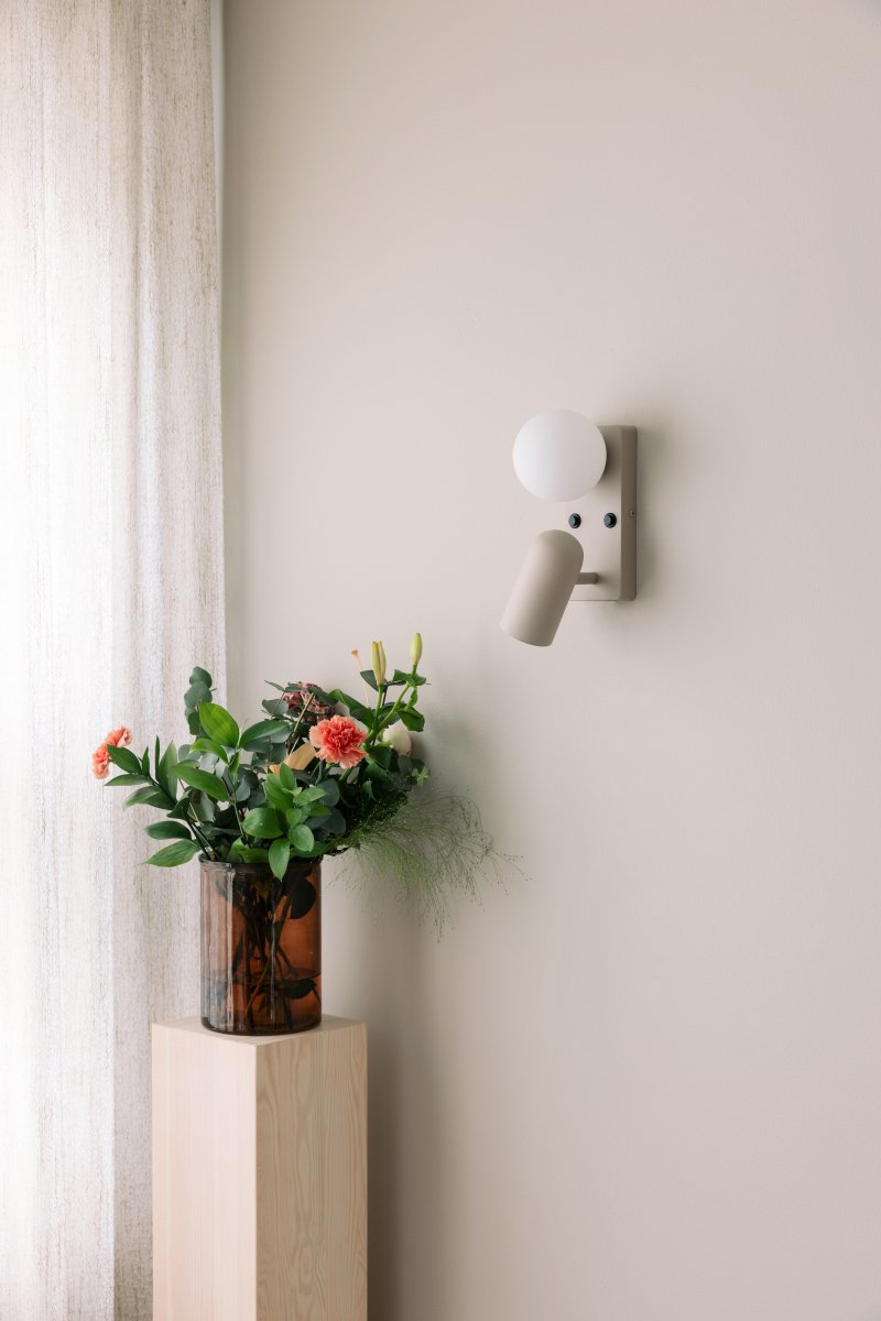 Doppio 25cm Beige lámpara de lectura De Globen Lighting - Doppio es una vers&aacute;til l&aacute;mpara de pared que ilumina tu hogar con sus dos fuentes de luz.