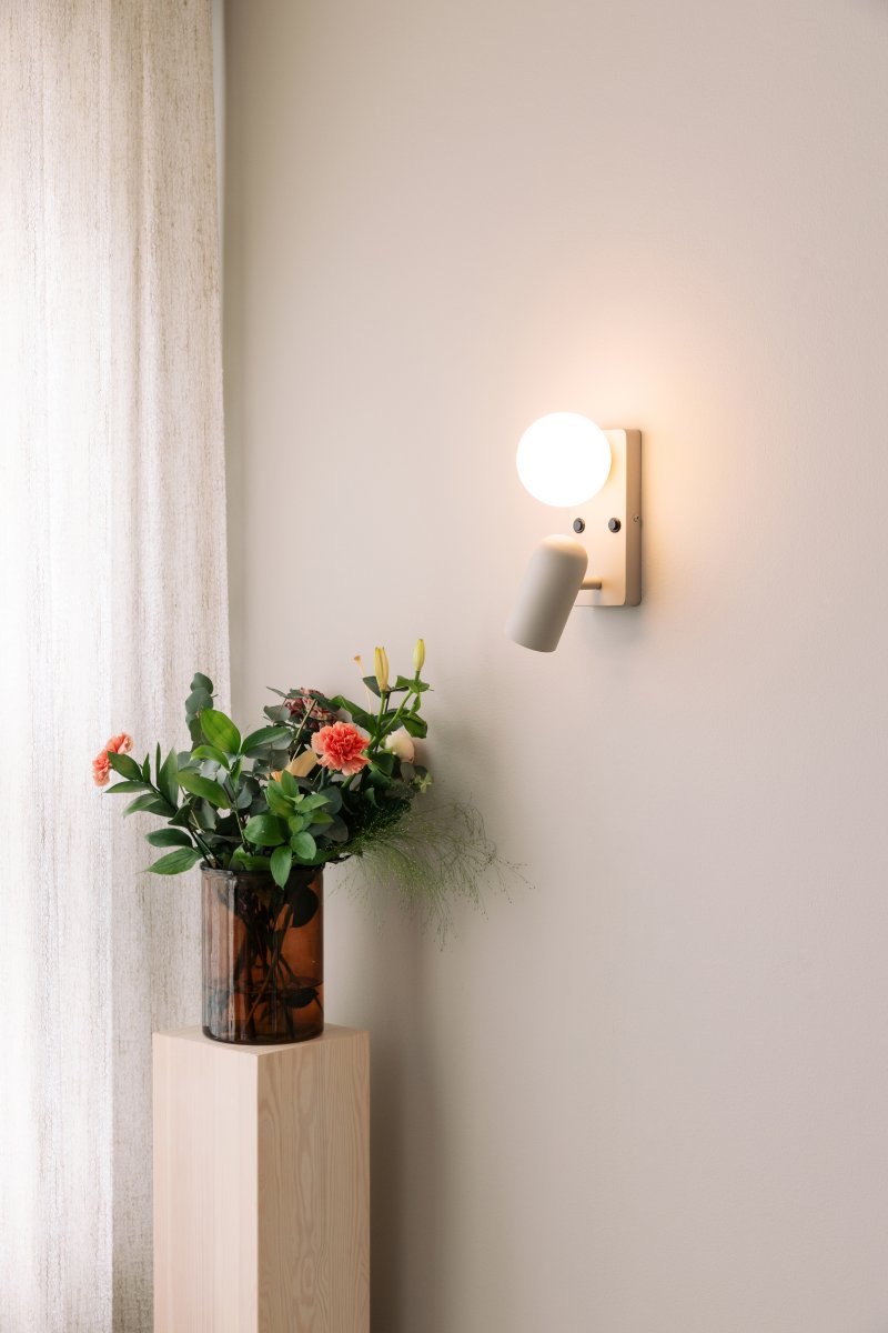 Doppio 25cm Beige lámpara de lectura De Globen Lighting - Doppio es una vers&aacute;til l&aacute;mpara de pared que ilumina tu hogar con sus dos fuentes de luz.