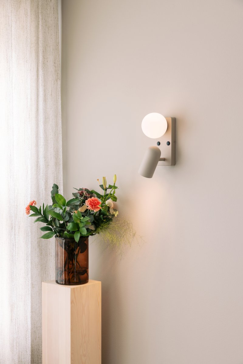 Doppio 25cm Beige lámpara de lectura De Globen Lighting - Doppio es una vers&aacute;til l&aacute;mpara de pared que ilumina tu hogar con sus dos fuentes de luz.