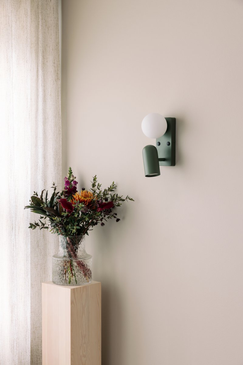 Doppio 25cm Verde musgo lámpara de lectura De Globen Lighting - Doppio es una versátil lámpara de pared que ilumina tu hogar con sus dos fuentes de luz.