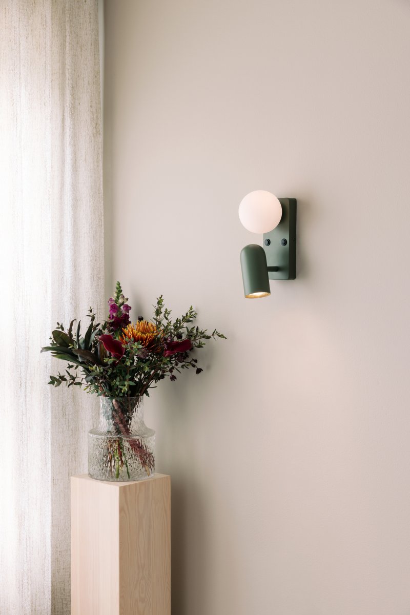 Doppio 25cm Verde musgo lámpara de lectura De Globen Lighting - Doppio es una versátil lámpara de pared que ilumina tu hogar con sus dos fuentes de luz.