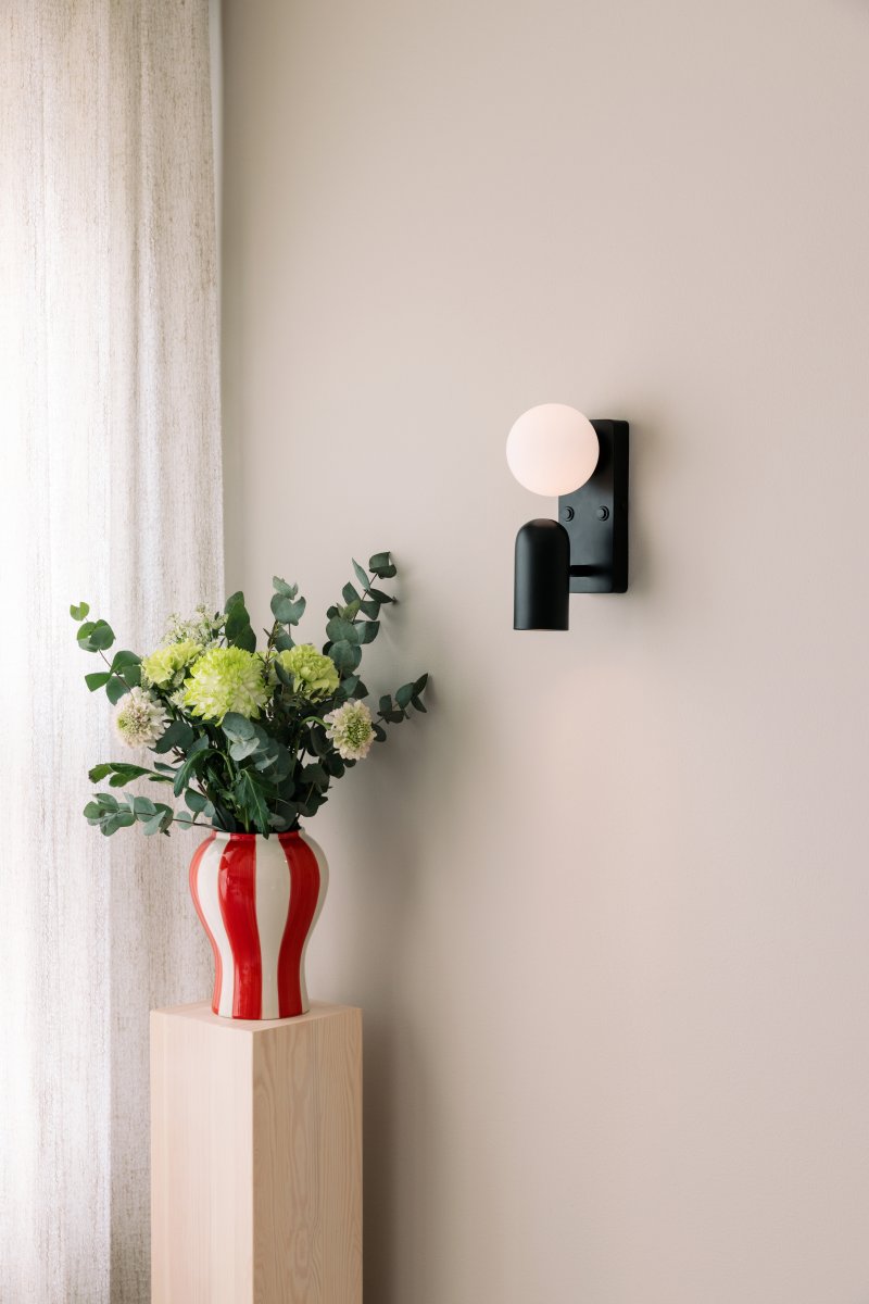 Doppio 25cm Negro lámpara de lectura De Globen Lighting - Doppio es una versátil lámpara de pared que ilumina tu hogar con sus dos fuentes de luz.