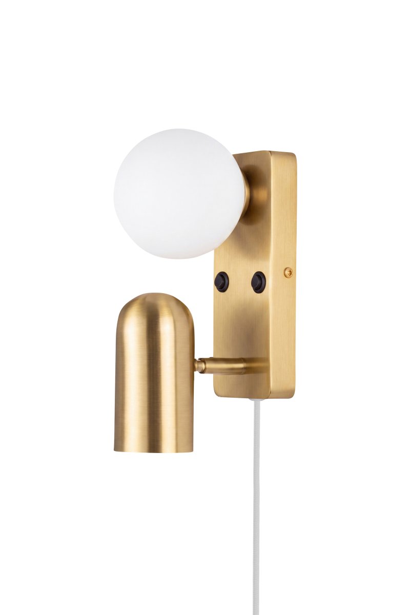 Doppio 25cm Latón lámpara de lectura De Globen Lighting - Sus dos fuentes de luz combinan la luz ambiental de la pantalla con la luz de lectura focalizada del cabezal inclinable.