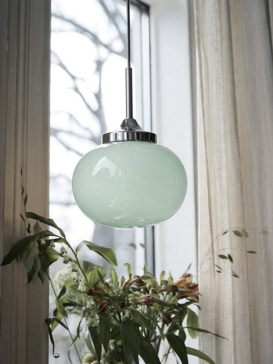 Elsy Ø18 Verde lámpara de ventana De PR Home - La pantalla de cristal artesanal en un suave verde salvia le confiere a cada l&aacute;mpara un car&aacute;cter &uacute;nico, mientras que los detalles met&aacute;licos cromados aportan un elegante contraste.