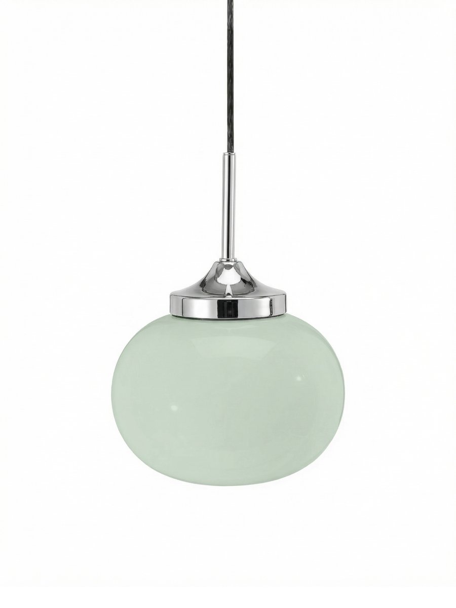 Elsy Ø18 Verde lámpara de ventana De PR Home - La pantalla de cristal artesanal en un suave verde salvia le confiere a cada l&aacute;mpara un car&aacute;cter &uacute;nico, mientras que los detalles met&aacute;licos cromados aportan un elegante contraste.
