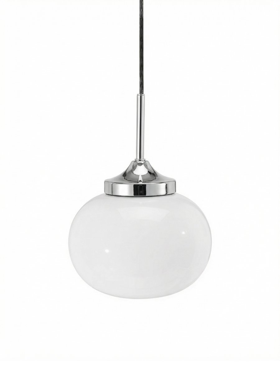 Elsy Ø18 Blanco lámpara de ventana De PR Home - La pantalla de cristal artesanal en un suave tono blanco le confiere a cada l&aacute;mpara un car&aacute;cter &uacute;nico, mientras que los detalles met&aacute;licos cromados aportan un elegante contraste.