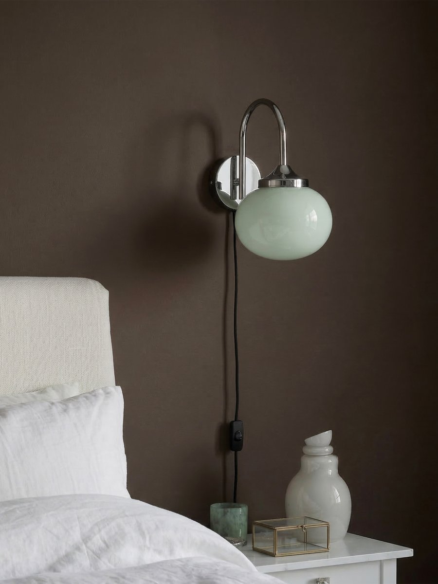 Elsy 30cm Verde lámpara de lectura De PR Home - La pantalla de cristal artesanal en un suave verde salvia le confiere a cada l&aacute;mpara un car&aacute;cter &uacute;nico, mientras que los detalles met&aacute;licos cromados crean un contraste elegante y exclusivo.