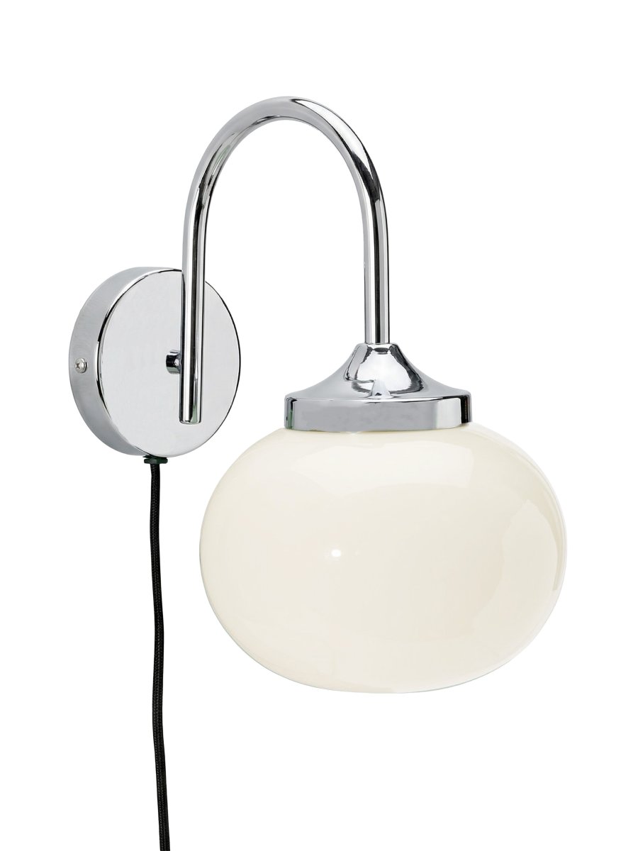 Elsy 30cm Blanco lámpara de lectura De PR Home - La pantalla de cristal artesanal en un suave tono blanco le confiere a cada l&aacute;mpara un car&aacute;cter &uacute;nico, mientras que los detalles met&aacute;licos cromados crean un contraste elegante y exclusivo.
