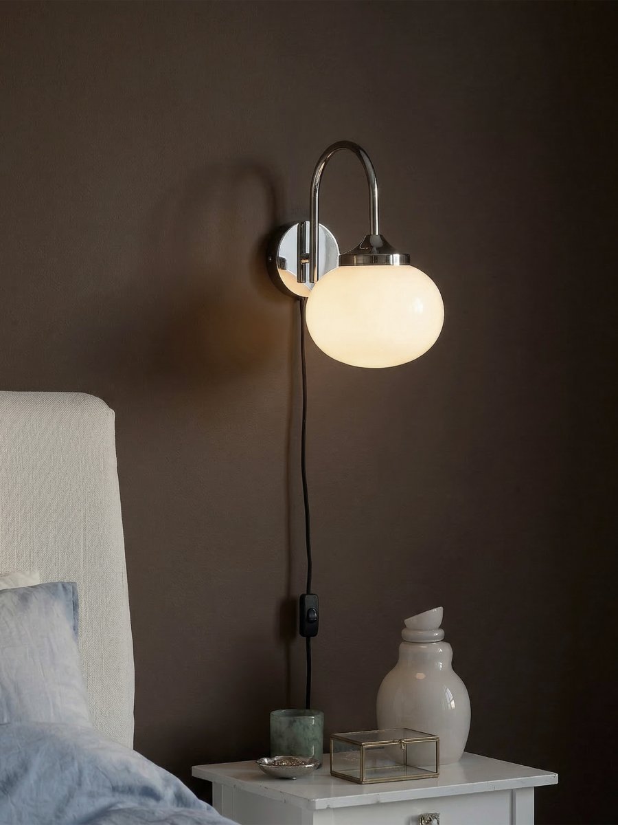 Elsy 30cm Blanco lámpara de lectura De PR Home - La pantalla de cristal artesanal en un suave tono blanco le confiere a cada l&aacute;mpara un car&aacute;cter &uacute;nico, mientras que los detalles met&aacute;licos cromados crean un contraste elegante y exclusivo.