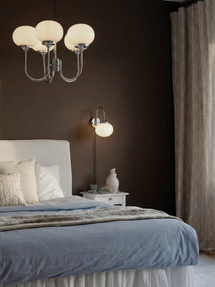 Elsy 30cm Blanco lámpara de lectura De PR Home - La pantalla de cristal artesanal en un suave tono blanco le confiere a cada l&aacute;mpara un car&aacute;cter &uacute;nico, mientras que los detalles met&aacute;licos cromados crean un contraste elegante y exclusivo.