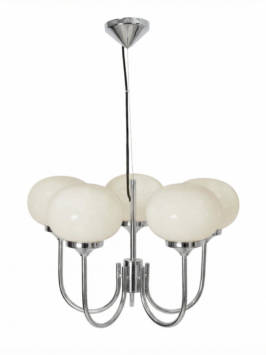 Elsy 5 Ø56 Cromo Lámpas de techo De PR Home - Cuenta con cinco brazos que apuntan hacia arriba y pantallas de cristal blanco que difunden una luz suave y agradable, creando un ambiente confortable en salones o comedores, por ejemplo.