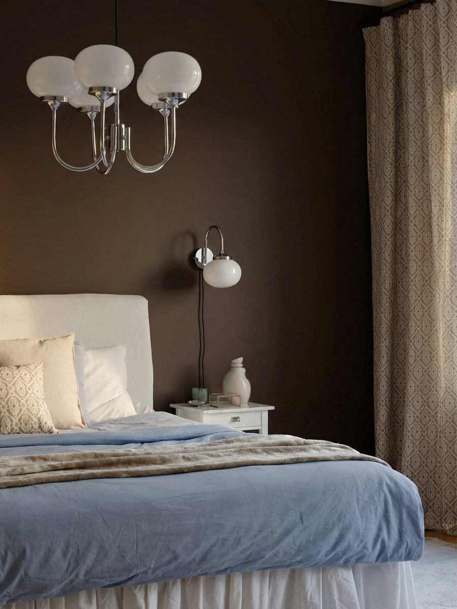 Elsy 5 Ø56 Cromo Lámpas de techo De PR Home - Cuenta con cinco brazos que apuntan hacia arriba y pantallas de cristal blanco que difunden una luz suave y agradable, creando un ambiente confortable en salones o comedores, por ejemplo.