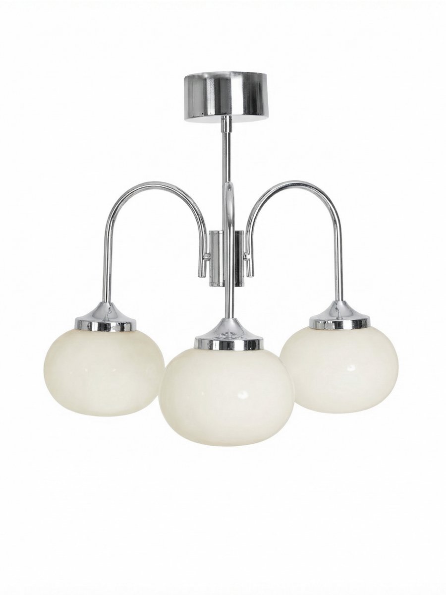 Elsy Ø52 Cromo plafón De PR Home - Cuenta con tres brazos orientados hacia abajo con pantallas de cristal blanco que difunden una luz suave y agradable, creando un ambiente confortable en salas de estar, comedores o pasillos.