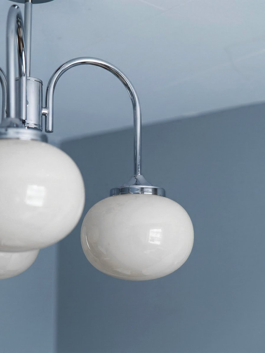 Elsy Ø52 Cromo plafón De PR Home - Cuenta con tres brazos orientados hacia abajo con pantallas de cristal blanco que difunden una luz suave y agradable, creando un ambiente confortable en salas de estar, comedores o pasillos.