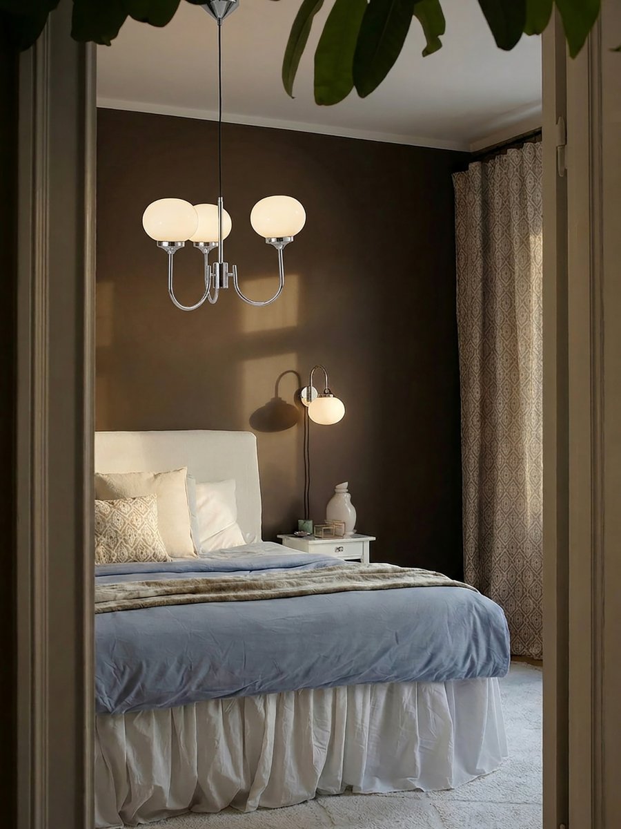 Elsy 3 Ø45 Cromo Lámpas de techo De PR Home - Est&aacute; fabricada en metal con acabado cromado y pantallas de cristal blanco.