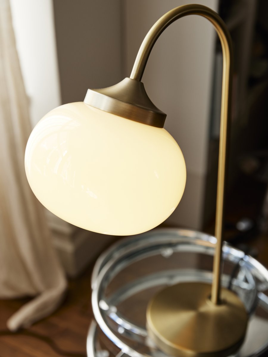 Elsy 50cm Latón cepillado lámpara de mesa De PR Home - La pantalla de cristal artesanal en un suave blanco crema le confiere a cada l&aacute;mpara un car&aacute;cter &uacute;nico, mientras que los detalles en lat&oacute;n cepillado crean un estilo elegante y atemporal.