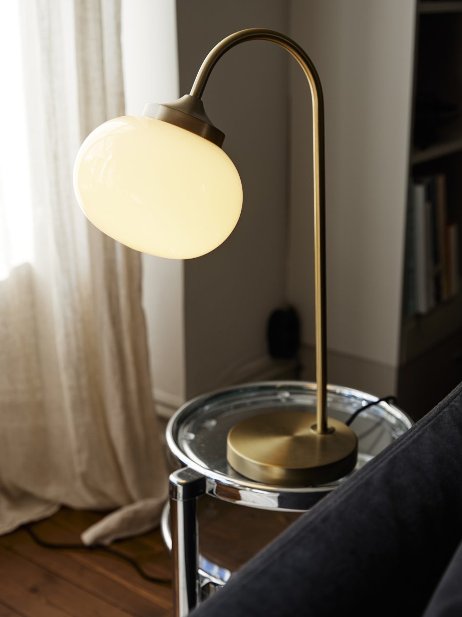 Elsy 50cm Latón cepillado lámpara de mesa De PR Home - La pantalla de cristal artesanal en un suave blanco crema le confiere a cada l&aacute;mpara un car&aacute;cter &uacute;nico, mientras que los detalles en lat&oacute;n cepillado crean un estilo elegante y atemporal.