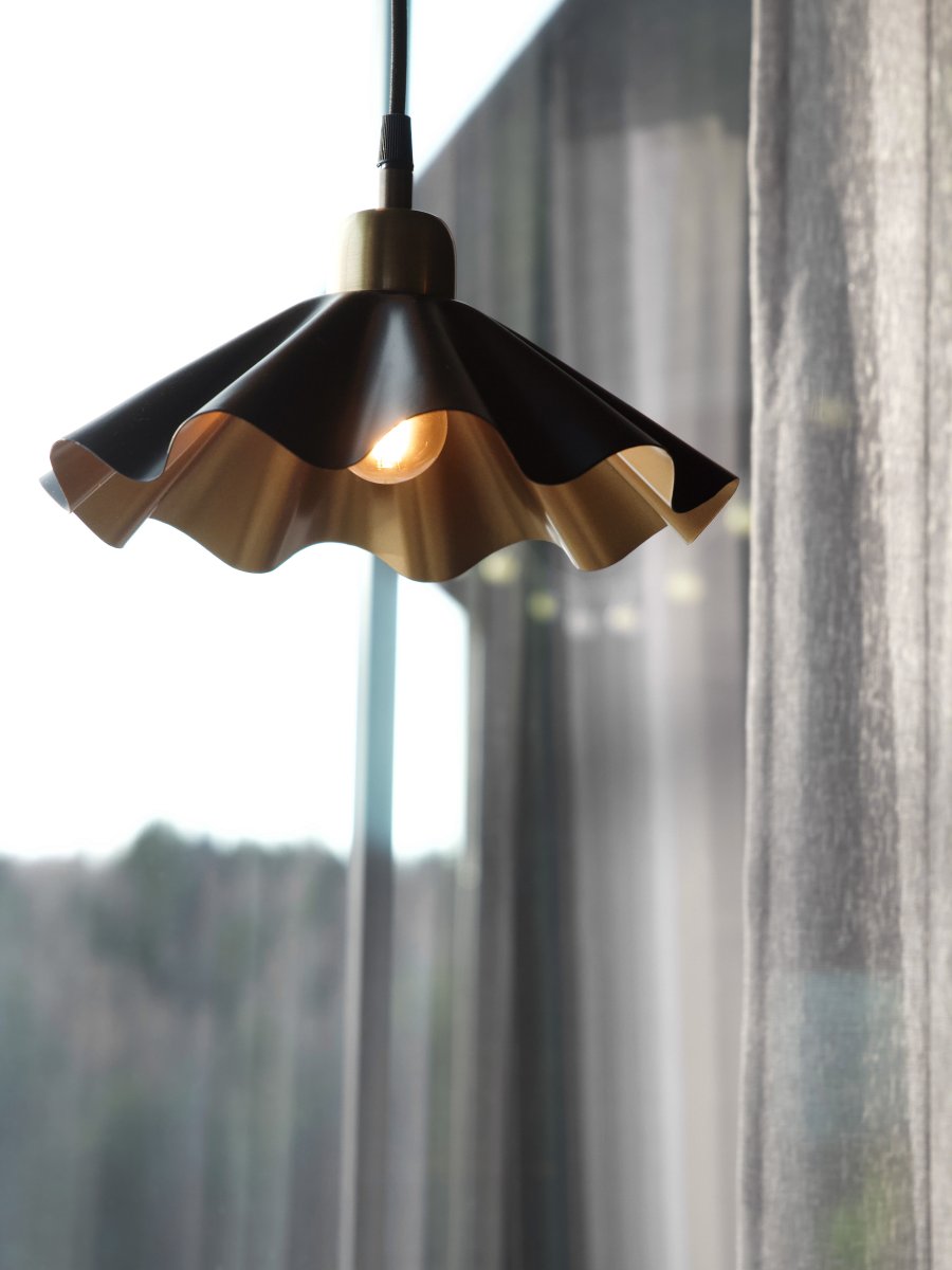 Aira Ø25 Negro lámpara de ventana De PR Home - La l&aacute;mpara de ventana Aira es ideal para quienes desean crear un ambiente armonioso y exclusivo en su hogar, desde la sala de estar y el dormitorio hasta el pasillo y la oficina en casa.