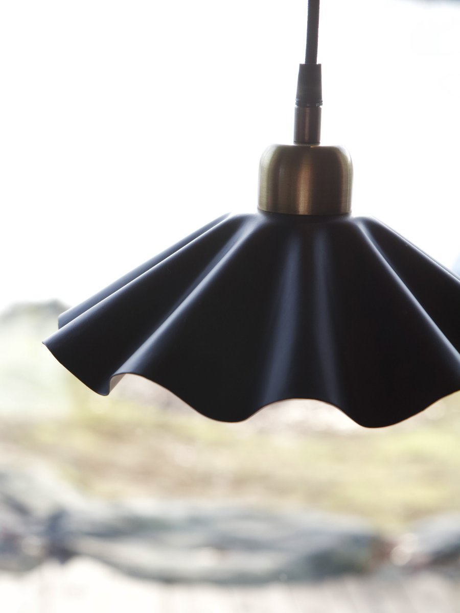 Aira Ø25 Negro lámpara de ventana De PR Home - La l&aacute;mpara de ventana Aira es ideal para quienes desean crear un ambiente armonioso y exclusivo en su hogar, desde la sala de estar y el dormitorio hasta el pasillo y la oficina en casa.