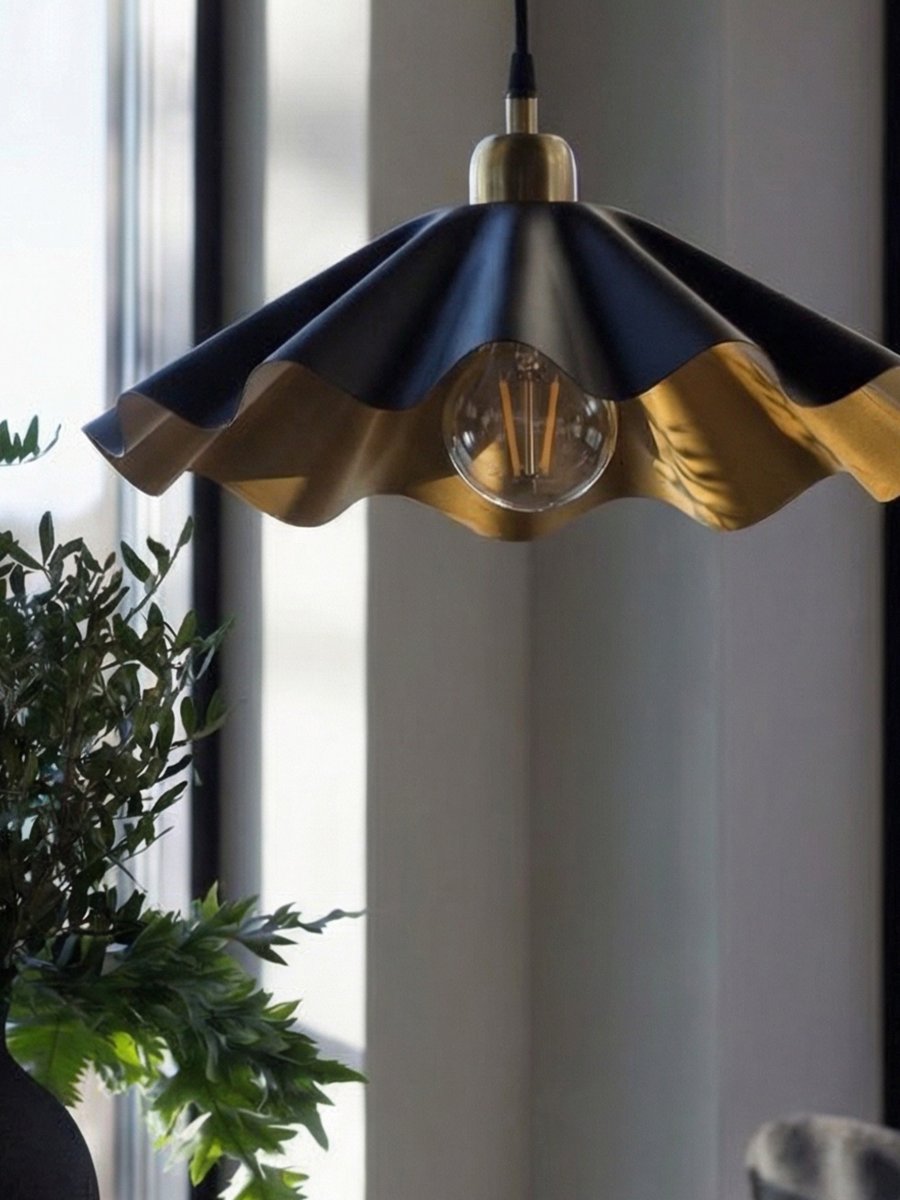 Aira Ø40 Negro Lámpas de techo De PR Home - La l&aacute;mpara proporciona una luz c&aacute;lida y acogedora, ideal para colocar sobre una mesa de comedor o de centro.