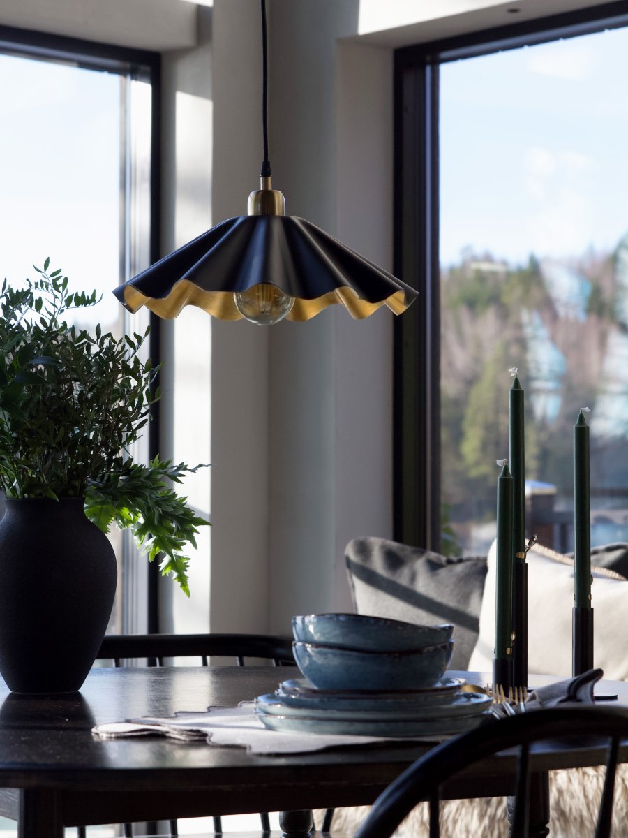 Aira Ø50 Negro Lámpas de techo De PR Home - La l&aacute;mpara proporciona una luz c&aacute;lida y acogedora, ideal para colocar sobre una mesa de comedor o de centro.