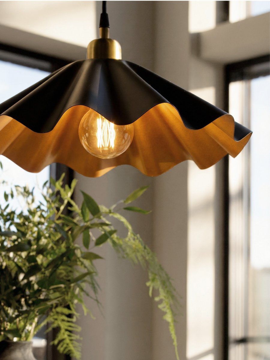 Aira Ø50 Negro Lámpas de techo De PR Home - La l&aacute;mpara proporciona una luz c&aacute;lida y acogedora, ideal para colocar sobre una mesa de comedor o de centro.