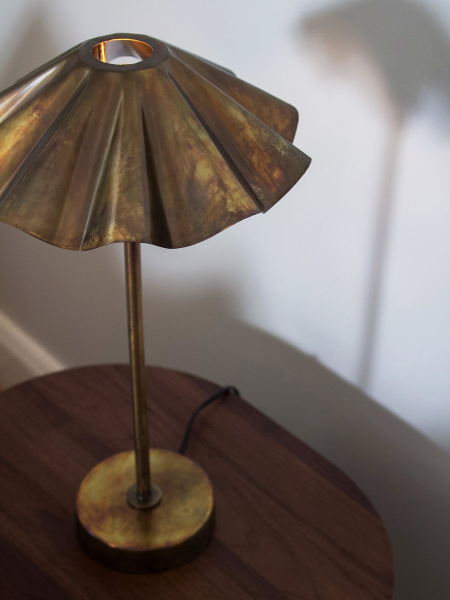 Aira 46cm Latón lámpara de mesa De PR Home - Dale un toque de estilo a tu hogar con esta l&aacute;mpara de mesa de metal y su llamativo acabado pulido.