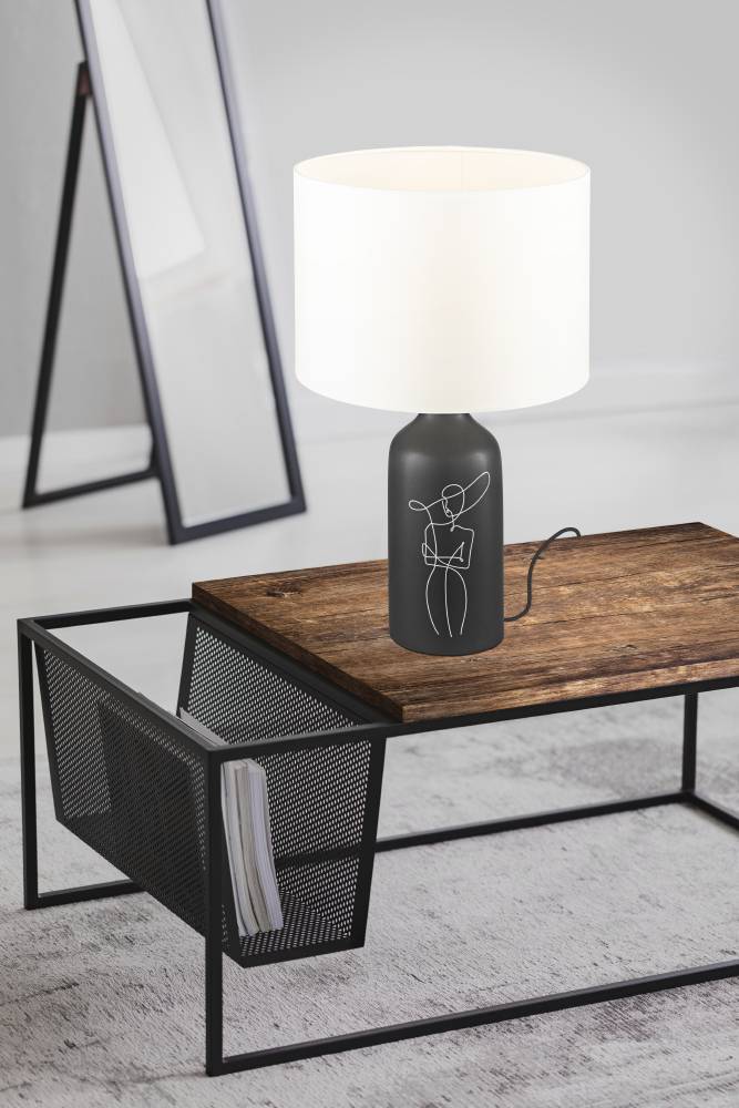 Vinoza 53cm Negro lámpara de mesa De Eglo - Con una base negra decorada con líneas minimalistas que representan a una mujer con sombrero, la lámpara añade un toque sofisticado y artístico a su hogar.