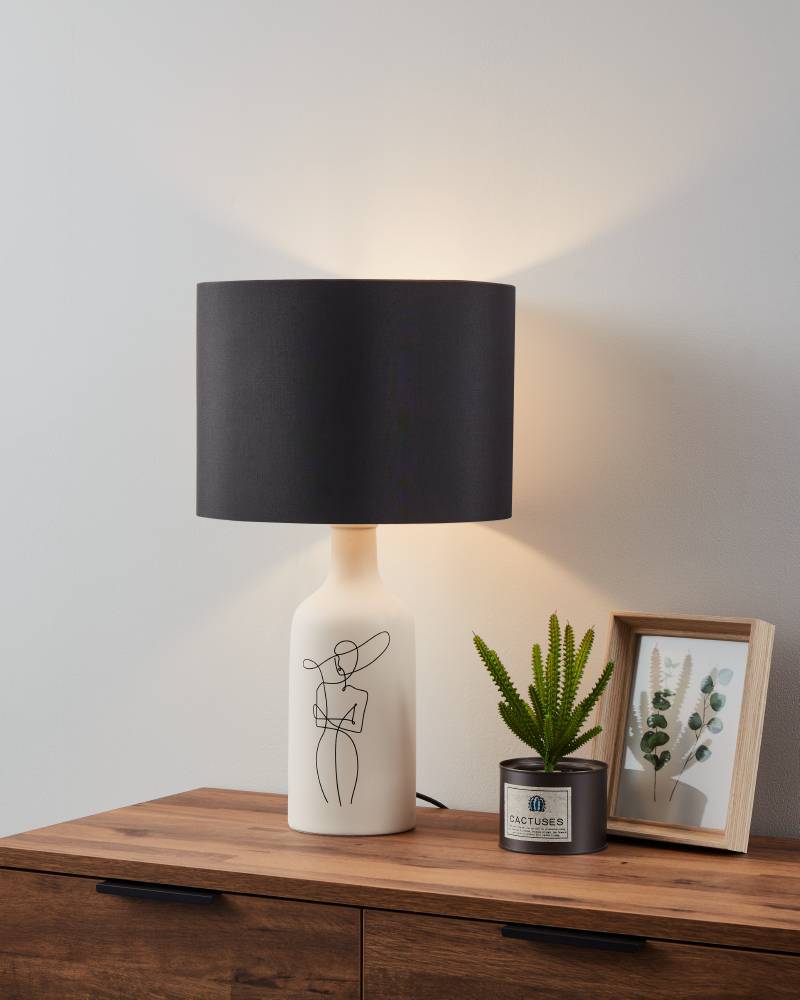 Vinoza 53cm Blanco lámpara de mesa De Eglo - Con una base blanca decorada con líneas minimalistas que representan a una mujer con sombrero, la lámpara añade un toque sofisticado y artístico a su hogar.