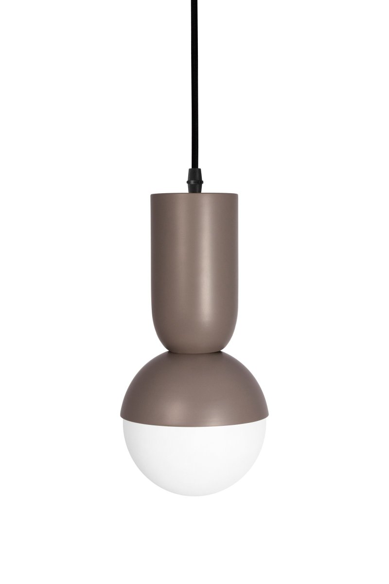 Nero Ø13 Marrón Lámpas de techo De Globen Lighting - La lámpara está hecha de metal lacado mate de color canal y tiene un cable textil negro de 350 cm de longitud con interruptor y enchufe.