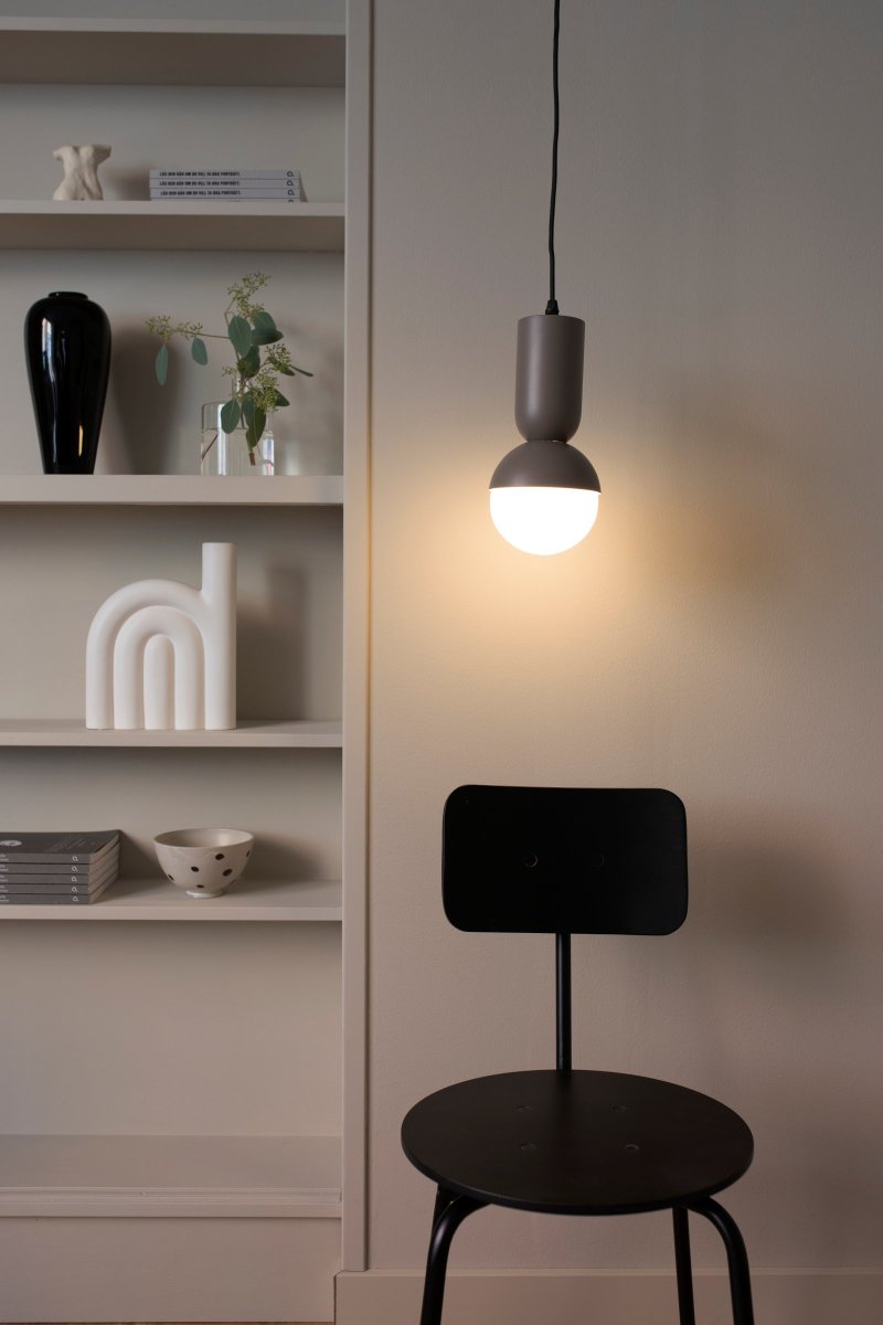 Nero Ø13 Marrón Lámpas de techo De Globen Lighting - La lámpara está hecha de metal lacado mate de color canal y tiene un cable textil negro de 350 cm de longitud con interruptor y enchufe.