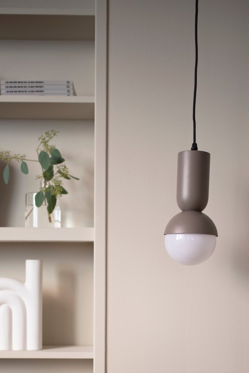 Nero Ø13 Marrón Lámpas de techo De Globen Lighting - La lámpara está hecha de metal lacado mate de color canal y tiene un cable textil negro de 350 cm de longitud con interruptor y enchufe.