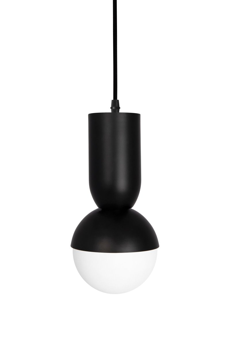 Nero Ø13 Negro Lámpas de techo De Globen Lighting - La l&aacute;mpara est&aacute; hecha de metal negro mate y cuenta con un cable textil negro de 350 cm de largo con interruptor y enchufe.
