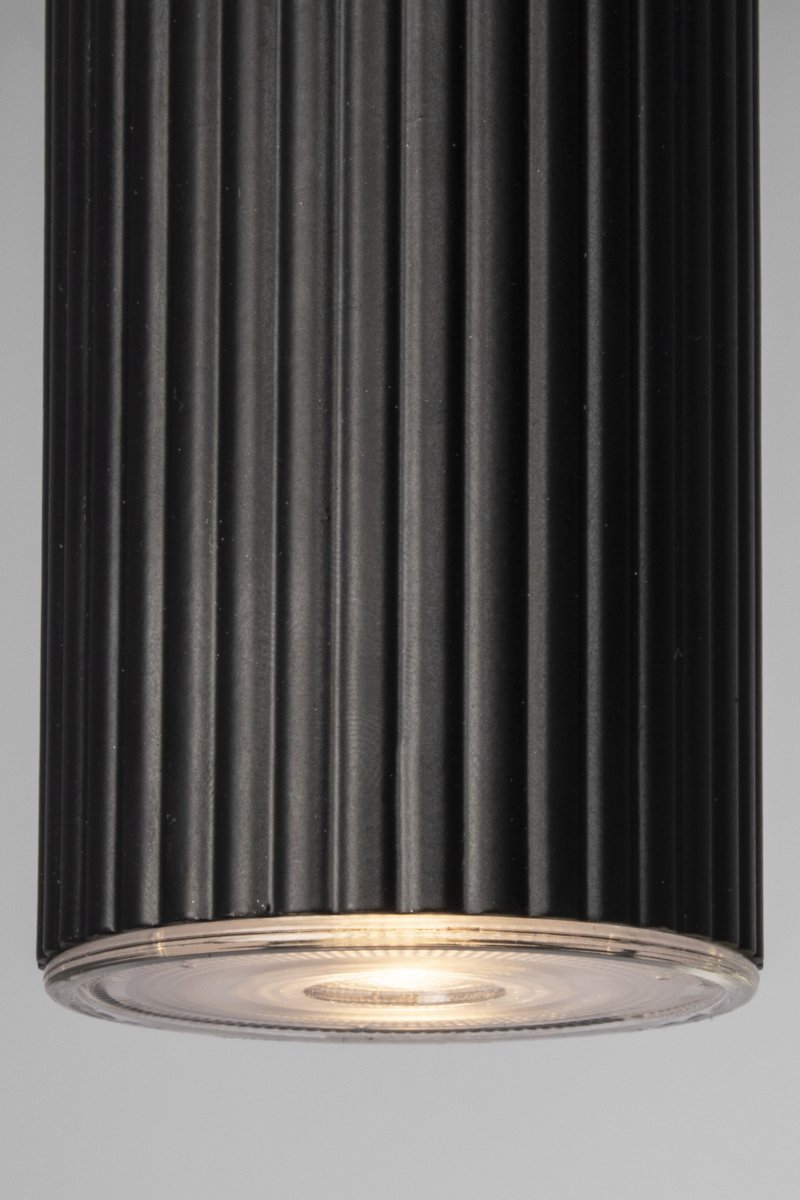 Hubble 22cm Negro lámpara de ventana De Globen Lighting - La expresi&oacute;n y el patr&oacute;n de luz de la l&aacute;mpara se pueden modificar f&aacute;cilmente con diferentes fuentes de luz: elija un foco direccional para una iluminaci&oacute;n funcional, una esfera peque&ntilde;a para un ambiente moderno o una fuente de luz m&aacute;s grande para un efecto m&aacute;s atmosf&eacute;rico.